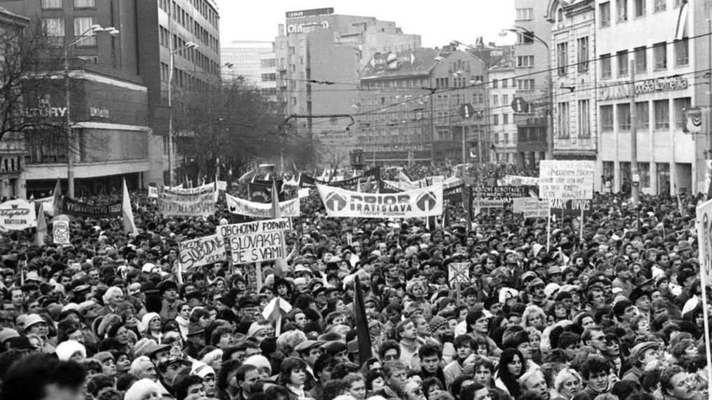 Pred 33 rokmi sa začala Nežná revolúcia