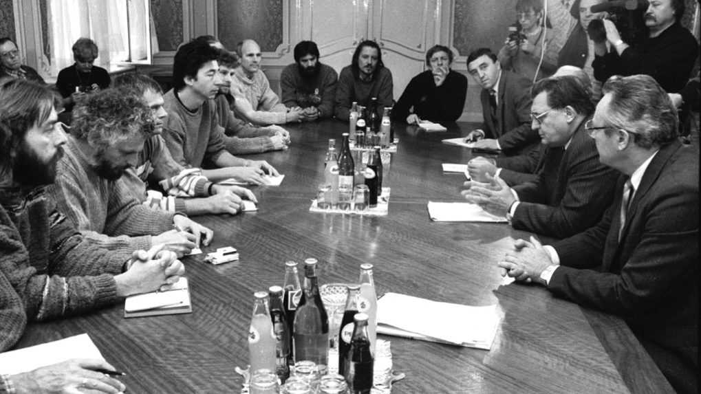 Na archívnej snímke stretnutie predstaviteľov vlády SSR so zástupcami občianskej iniciatívy Verejnosť proti násiliu z 30. novembra 1989.