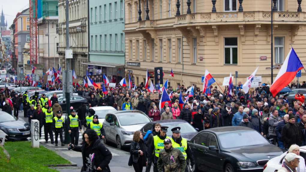 Na snímke účastníci protestu, ktorí smerujú k budove Českej televízie.