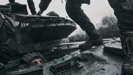 Ukrajinský vojak vystupuje zo zajatého ruského tanku na frontovej línii v Doneckej oblasti na Ukrajine.