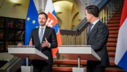 Na snímke slovenský premiér Eduard Heger (vľavo) a holandský premiér Mark Rutte.