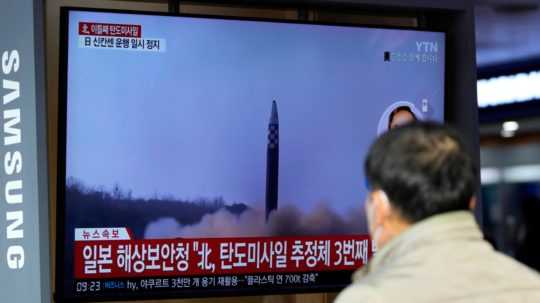 Na snímke ľudia sledujú televízne spravodajstvo s odpalom severokórejskej balistickej strely 3. novembra 2022.