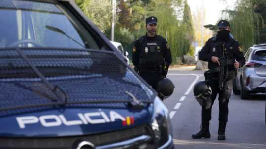 Policajti hliadkujú pred ukrajinským veľvyslanectvom v Madride.