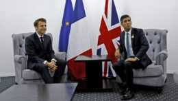 Francúzsky prezident Emmanuel Macron (vľavo) sa rozpráva s britským premiérom Rishim Sunakom.
