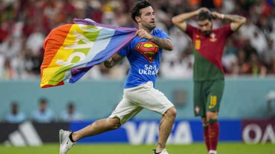Na snímke demonštrant s dúhovou vlajkou, ktorý vbehol na ihrisko počas zápasu Portugalska proti Uruguaju.