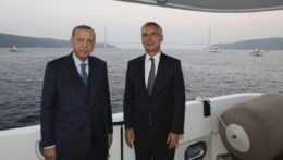Generálny tajomník NATO Jens Stoltenberg (vpravo) a turecký prezident Recep Tayyip Erdogan.