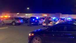 Na snímke policajné autá pred supermarketom, v ktorom sa strieľalo.