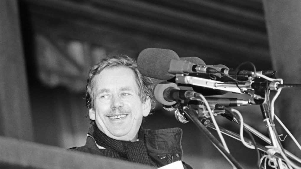Na archívnej snímke Václav Havel počas svojho prejavu na pražskej Letenskej pláni z 26. novembra 1989.