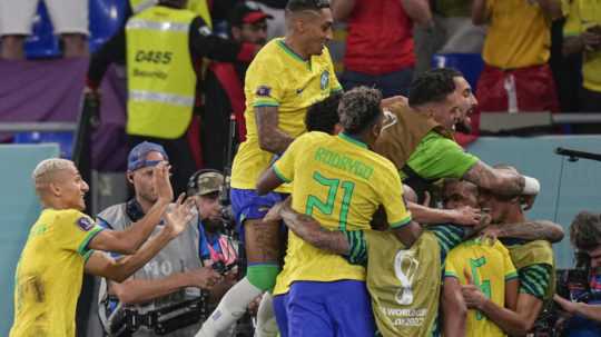Brazílski futbalisti sa tešia z gólu spoluhráča Casemira.