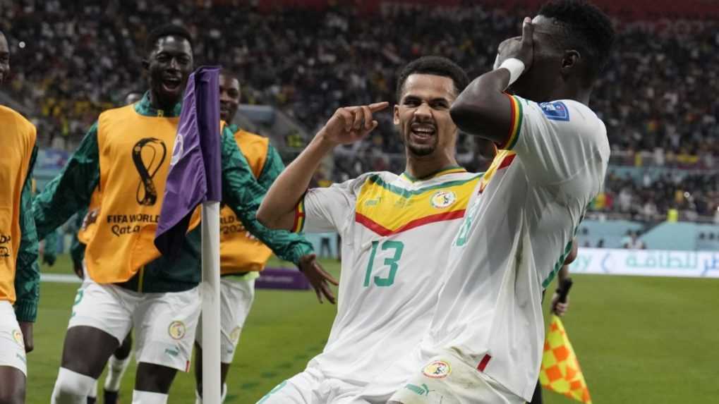 Senegalský hráč Ismaila Sarr (vpravo) sa teší z gólu z penalty.