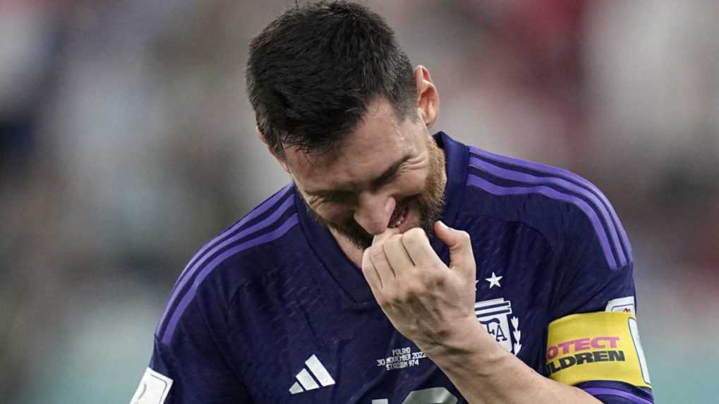 Argentínsky futbalista Lionel Messi reaguje po nepremenenej penalte.