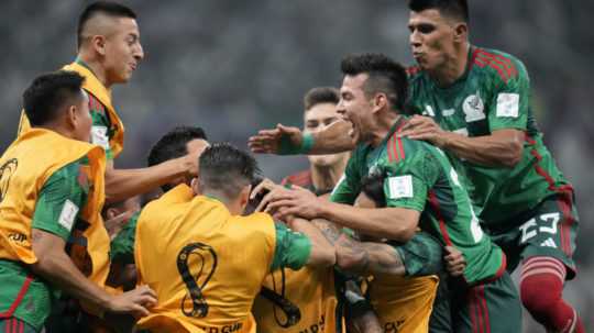 Na snímke sa mexickí futbalisti tešia z druhého gólu.