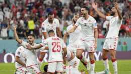 Tuniskí futbalisti sa tešia z gólu počas zápasu D-skupiny Tunisko - Francúzsko.