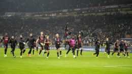 Futbalisti AC Milána sa tešia z postupu do osemfinále Ligy majstrov.