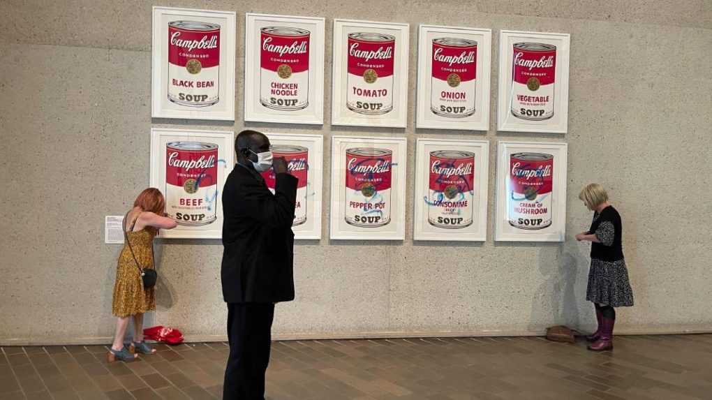 V galérii v Canberre sa klimatické aktivistky prilepili k Warholovým obrazom