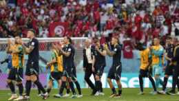 Austrálski hráči oslavujú na konci futbalového zápasu D-skupiny Tunisko - Austrália na MS 2022 vo futbale