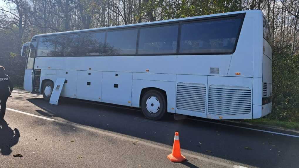 V okrese Dunajská Streda havaroval autobus, najmenej deväť ľudí sa zranilo