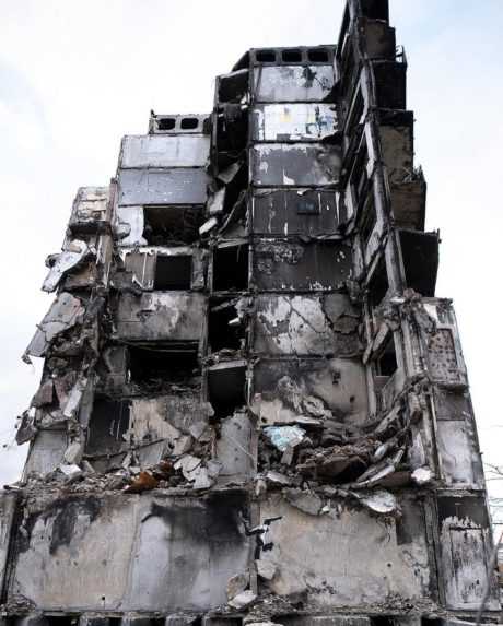 Banksy odhalil na Ukrajine svoje dielo, je na budove zničenej Rusmi