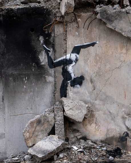 Banksy odhalil na Ukrajine svoje dielo, je na budove zničenej Rusmi