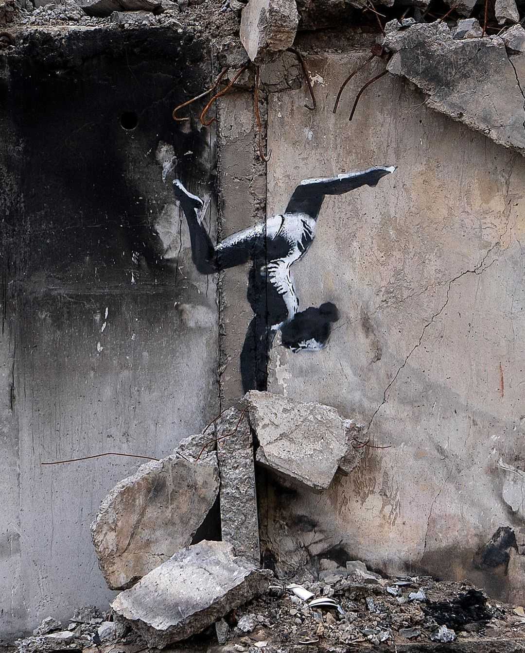 Na snÃƒÂ­mke dielo umelca Banksyho na budove zniÃ„Âenej ruskÃƒÂ½m ostreÃ„Â¾ovanÃƒÂ­m.