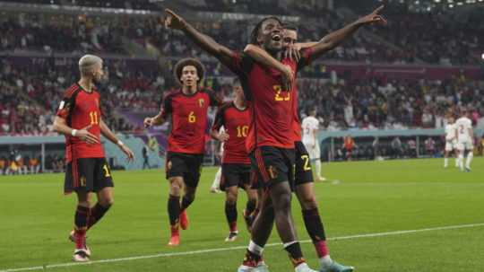 Belgický hráč Michy Batshuayi (23) oslavuje po tom, ako strelil úvodný gól vo futbalovom zápase F-skupiny Belgicko - Kanada na MS 2022 vo futbale v katarskom meste Dauhá.