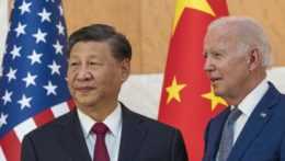 Čínsky prezident Si Ťin-pching (vľavo) a jeho americký náprotivok Joe Biden.