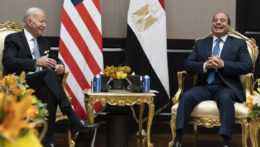 Americký prezident Joe Biden (vľavo) a egyptský prezident Abdal Fattáh Sísí sa usmievajú počas stretnutia na klimatickom summite COP27 v egyptskom Šarm aš-Šajchu.