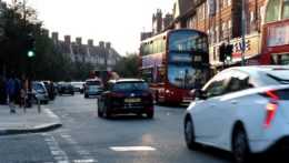 Na snímke ulici v britskom meste s typickým červeným poschodovým autobusom.