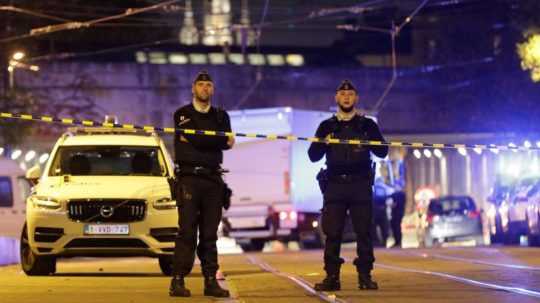 Belgickí policajti na mieste činu v Bruseli.