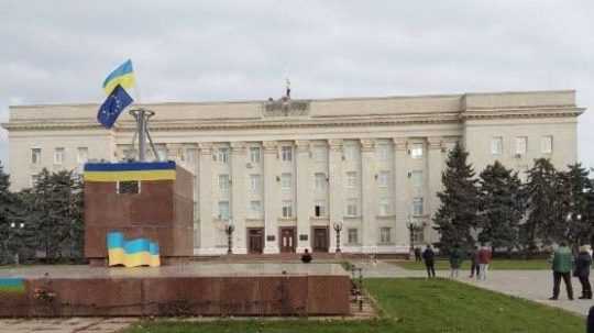 Ukrajinská vlajka opäť veje pred budovou oblastnej vlády.