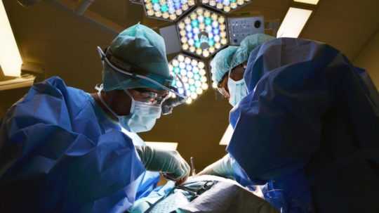 Ilustračná snímka chirurgov počas operácie.