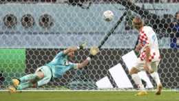 Chorvátsky hráč Lovro Majer (7) strieľa štvrtý gól cez kanadského brankára Milana Borjana.