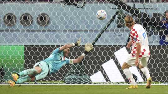 Chorvátsky hráč Lovro Majer (7) strieľa štvrtý gól cez kanadského brankára Milana Borjana.