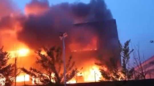 Na snímke horiaca továreň v centrálnej Číne. Pri požiari prišlo o život 38 ľudí.