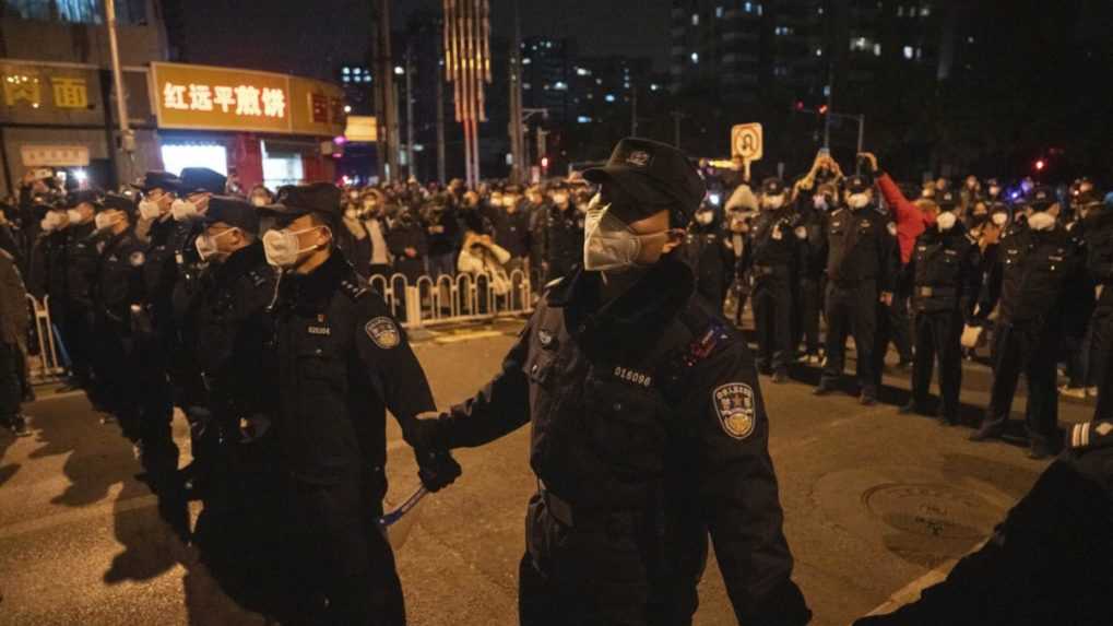 Polícia v Číne zastavuje okoloidúcich a prezerá im mobilné telefóny