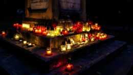 Na snímke horiace sviečky v predvečer Sviatku všetkých svätých na Ondrejskom cintoríne v Bratislave.