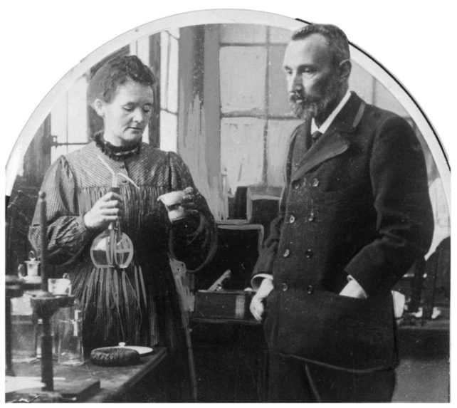Marie Curie-Sklodowska s manželom Pierrom Curiem v laboratóriu.