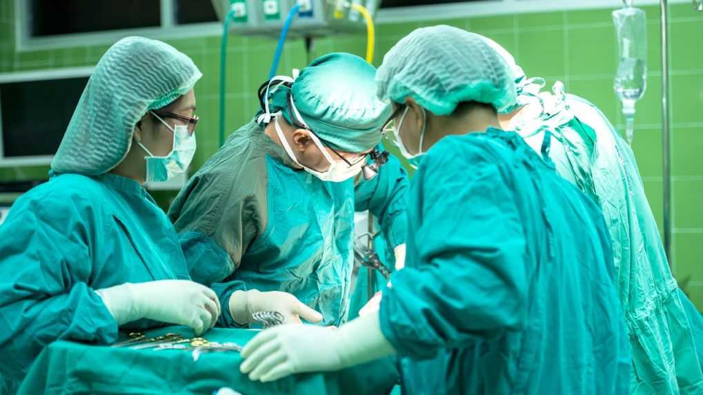 Rumunskí lekári čelia obvineniu, že používali implantáty z mŕtvych ľudí
