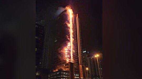 Mrakodrap v Dubaji zachvátil požiar.