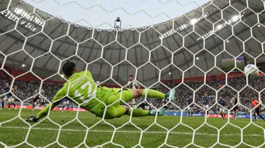 Nemecký futbalista Ilkay Gündogan strieľa úvodný gól zo značky pokutového kopu počas zápasu základnej E-skupiny Nemecko - Japonsko na MS v katarskej Dauhe.