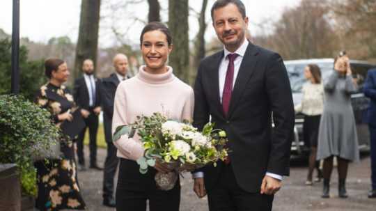 Na snímke fínska premiérka Sanna Marinová a slovenský premiér Eduard Heger (OĽANO) počas prijatia 10. novembra 2022 v Helsinkách.