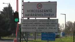 Na snímke je tabuľa hraničného priechodu Hercegszántó.