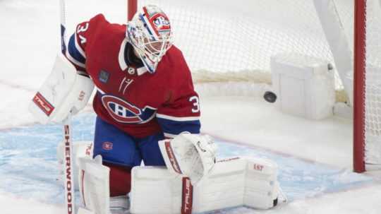 Na snímke brankár Canadiens Jake Allen inkasuje gól z hokejky hráča Buffala Alexa Tucha
