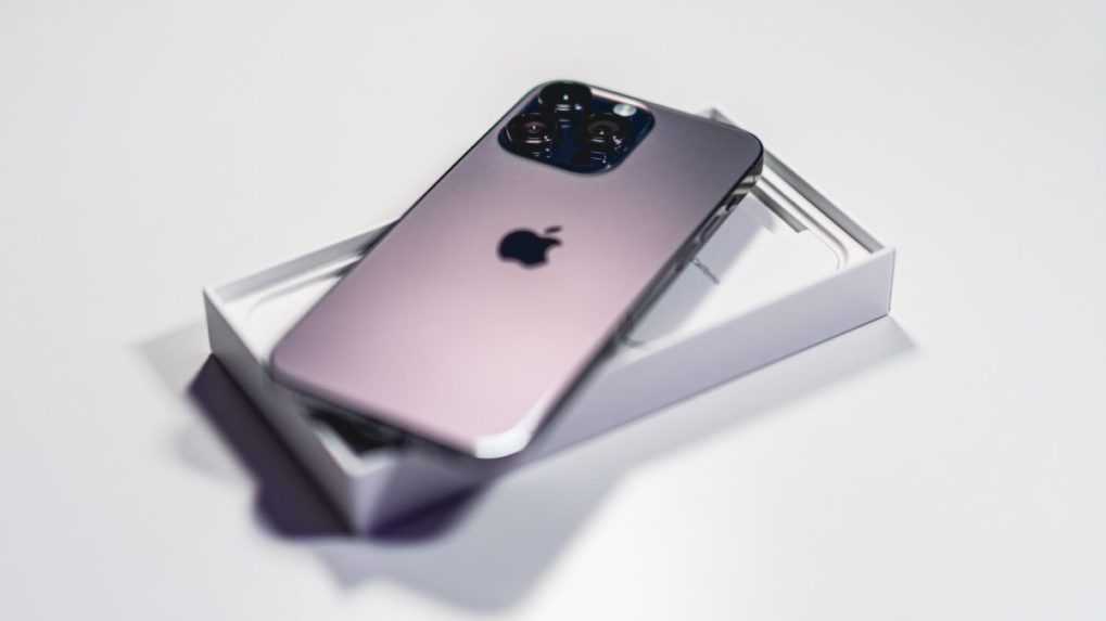 Apple príde o šesť miliónov iPhonov. Dôvodom sú protesty v jeho kľúčovej čínskej továrni