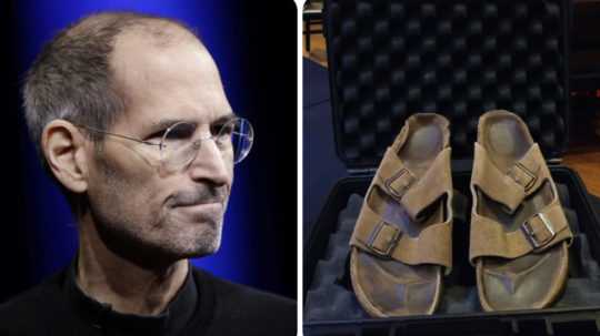 Šéf americkej technologickej spoločnosti Apple Steve Jobs a jeho použité sandále, ktoré sa vydražili za rekordnú sumu.