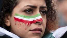 žena s iránskou vlajkou na tvári