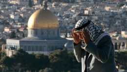 Palestínčan sa modlí v Jeruzaleme