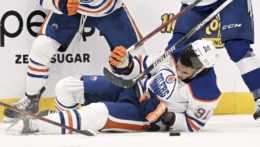 Krídelník Edmontonu Oilers Evander Kane po páde na ľad utrpel reznú ranu od protihráča.