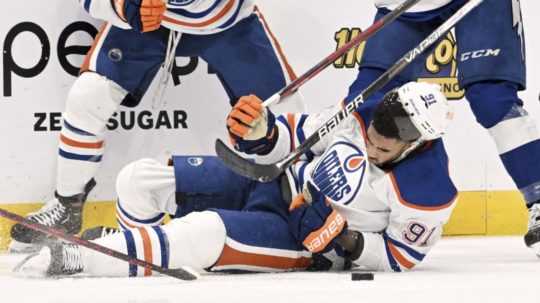 Krídelník Edmontonu Oilers Evander Kane po páde na ľad utrpel reznú ranu od protihráča.