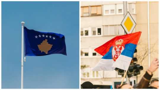Na snímke sú vlajky Kosova a Srbska.